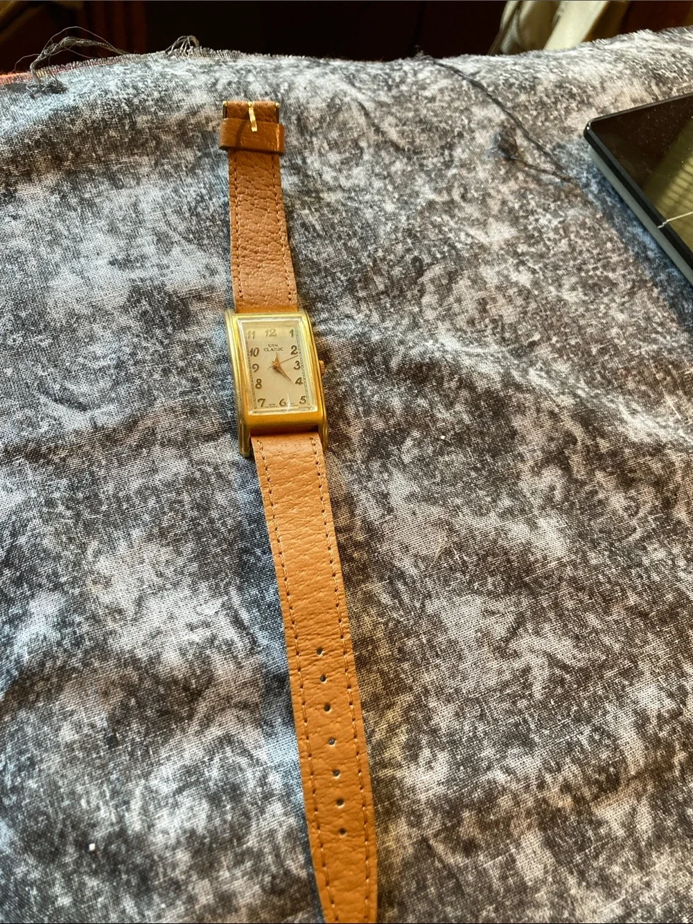 Stylish Women's Wristwatch on Genuine Pigskin Leather Band
